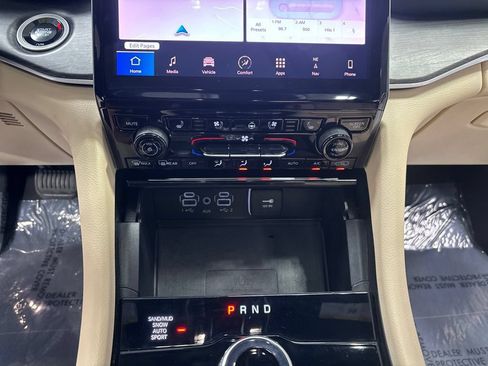 Used 2025 Jeep Grand Cherokee Limited w/ Luxury Tech Group II AWD/4WD image 30