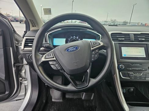 Used 2019 Ford Fusion SE FWD image 16