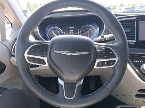 Used 2024 Chrysler Pacifica Touring-L FWD image 19