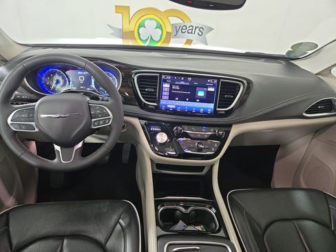 Used 2024 Chrysler Pacifica Limited FWD image 14