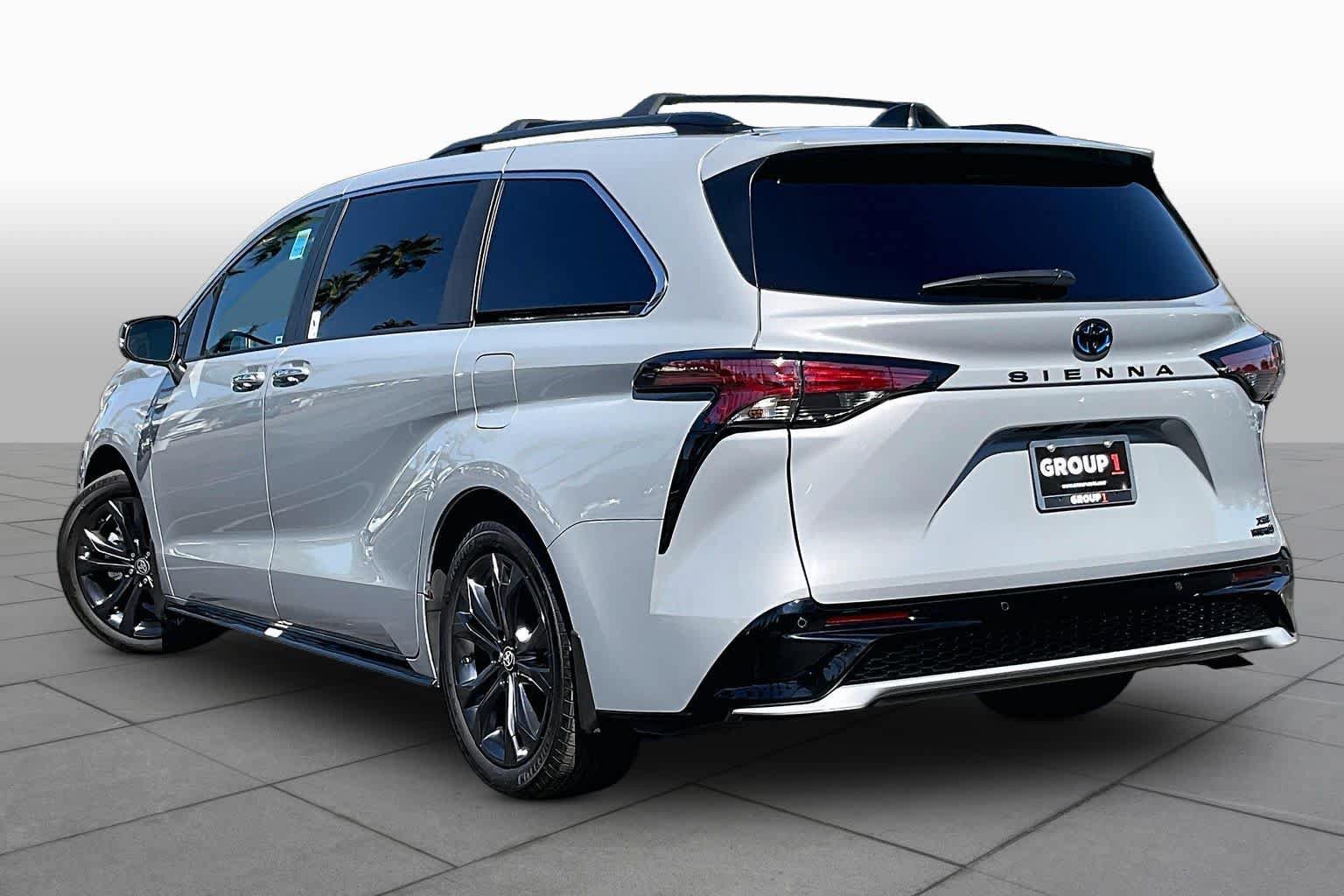 Used 2024 Toyota Sienna XSE w/ XSE Premium Package FWD image 11