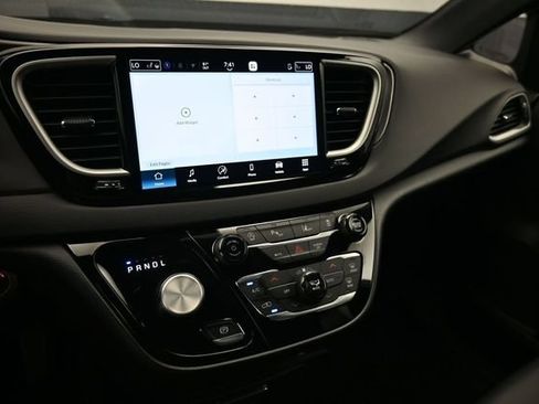Used 2026 Chrysler Pacifica Select FWD image 8