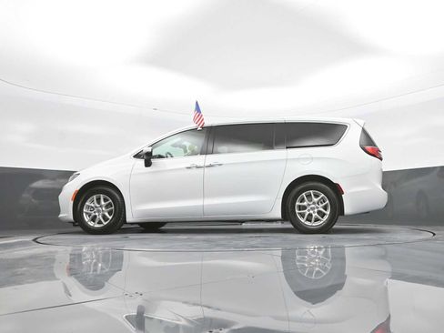 Used 2023 Chrysler Pacifica Touring-L FWD image 36
