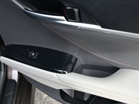 Used 2018 Toyota Camry XLE image 39