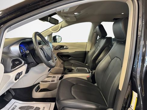 Used 2024 Chrysler Pacifica Touring-L FWD image 12