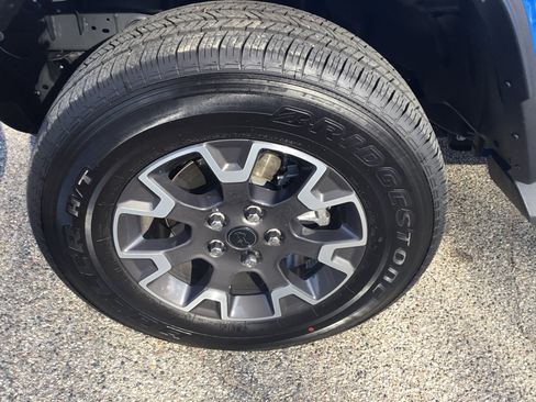 Used 2025 Jeep Gladiator Sport w/ Premium Package image 13