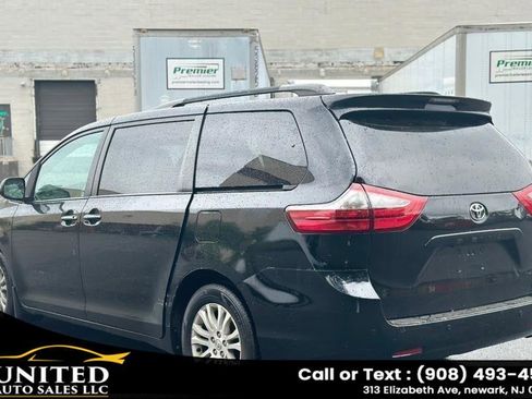 Used 2017 Toyota Sienna XLE FWD image 5