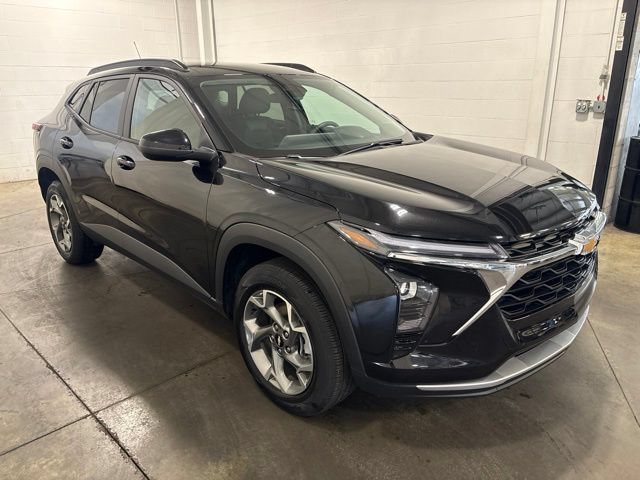 Used 2025 Chevrolet Trax LT FWD image 3