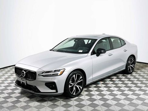 Used 2025 Volvo S60 B5 Core image 3