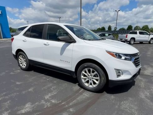 Used 2021 Chevrolet Equinox LS w/ LS Convenience Package AWD/4WD image 2