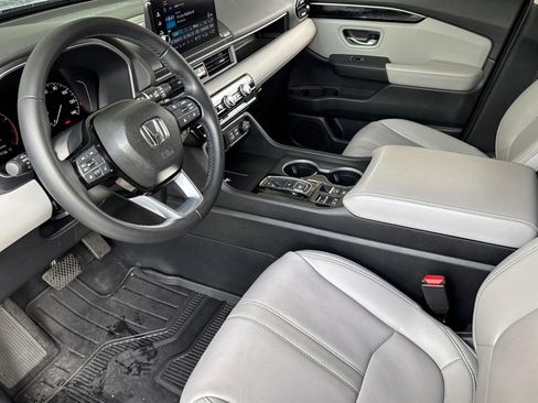 Certified 2025 Honda Pilot Touring image 4