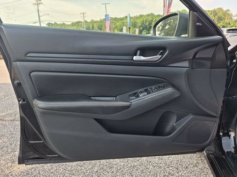 Used 2025 Nissan Altima 2.5 SV FWD image 12