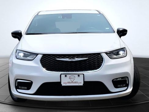 Used 2025 Chrysler Pacifica Select FWD image 3