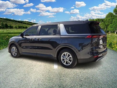 Used 2022 Kia Carnival LX image 4