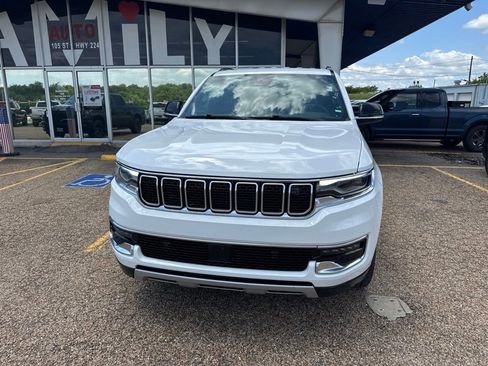 Used 2023 Jeep Wagoneer L Series II AWD/4WD image 3