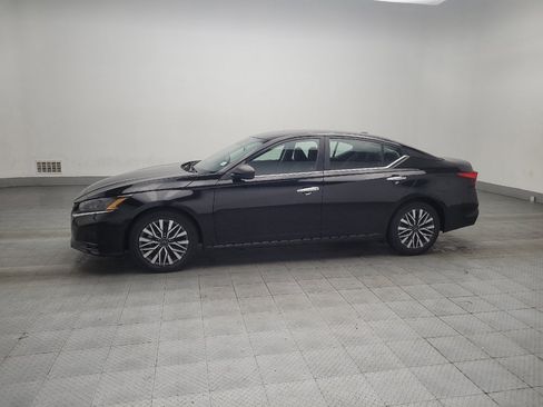 Used 2024 Nissan Altima 2.5 SV image 2
