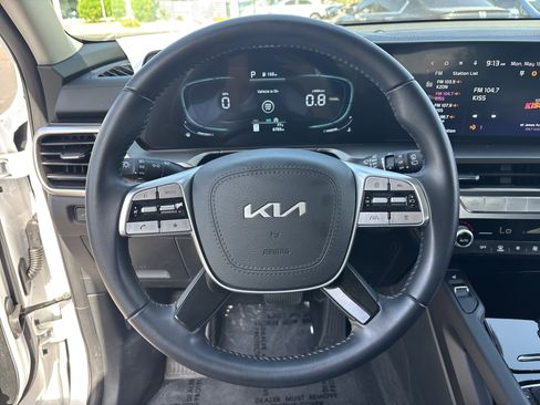 Used 2025 Kia Telluride S FWD image 25