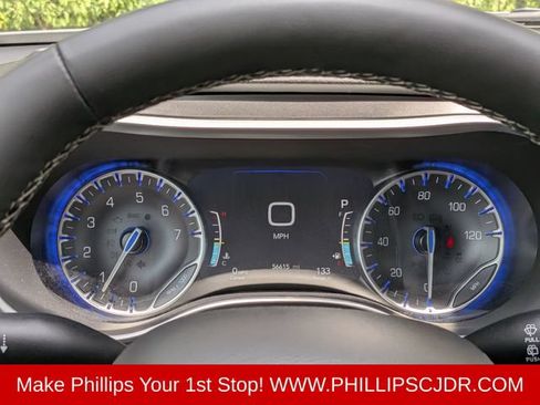 Certified 2025 Chrysler Pacifica Select FWD image 26