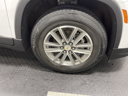 Used 2023 Chevrolet Traverse LT FWD image 9