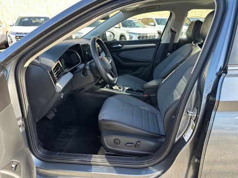 Used 2025 Volkswagen Jetta SE image 28