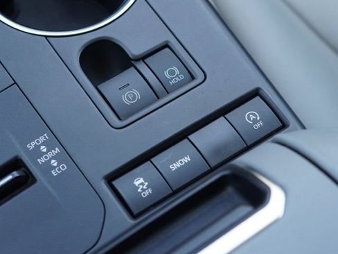 Used 2020 Toyota Highlander XLE FWD image 36