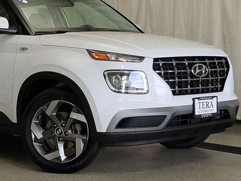 Used 2022 Hyundai Venue SEL FWD image 5