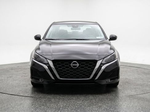 Used 2025 Nissan Altima 2.5 SV FWD image 2