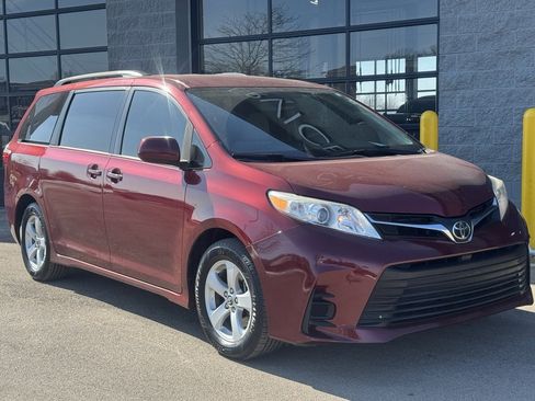 Used 2018 Toyota Sienna LE image 46