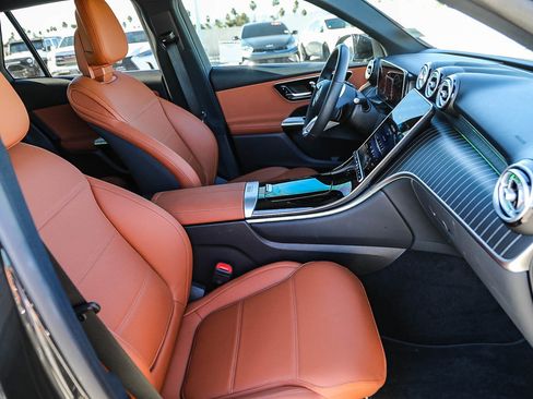 Used 2025 Mercedes-Benz GLC 300 4MATIC image 16