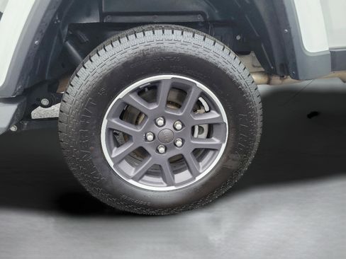 Used 2022 Jeep Gladiator Overland w/ Cold Weather Group AWD/4WD image 15