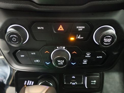 Used 2023 Jeep Renegade Latitude w/ Premium Group image 32