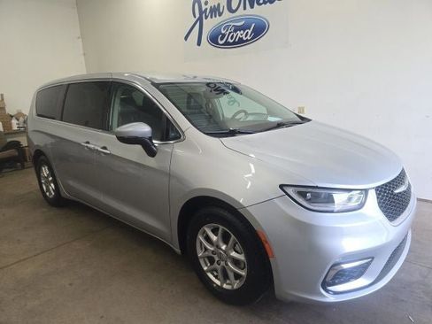 Used 2023 Chrysler Pacifica Touring-L FWD image 1