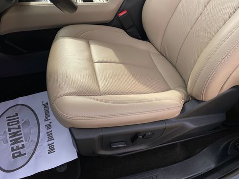 Used 2022 Ford Expedition XLT image 12