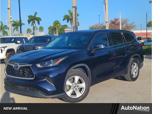 Used 2022 Toyota Highlander L FWD image 1