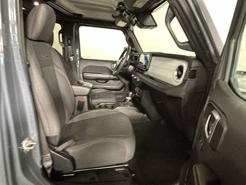 Used 2024 Jeep Wrangler Unlimited Sahara AWD/4WD image 33