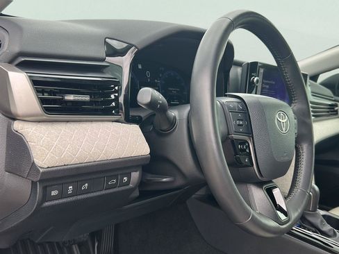 Used 2025 Toyota Camry XLE FWD image 12