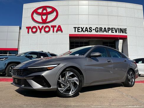 Used 2025 Hyundai Elantra SEL image 2