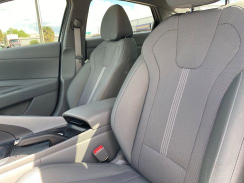 Certified 2022 Hyundai Elantra SE image 9