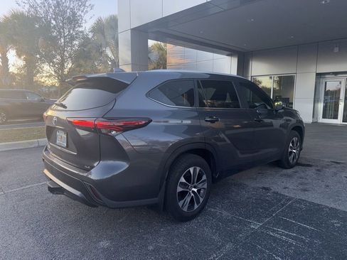 Used 2024 Toyota Highlander XLE image 4