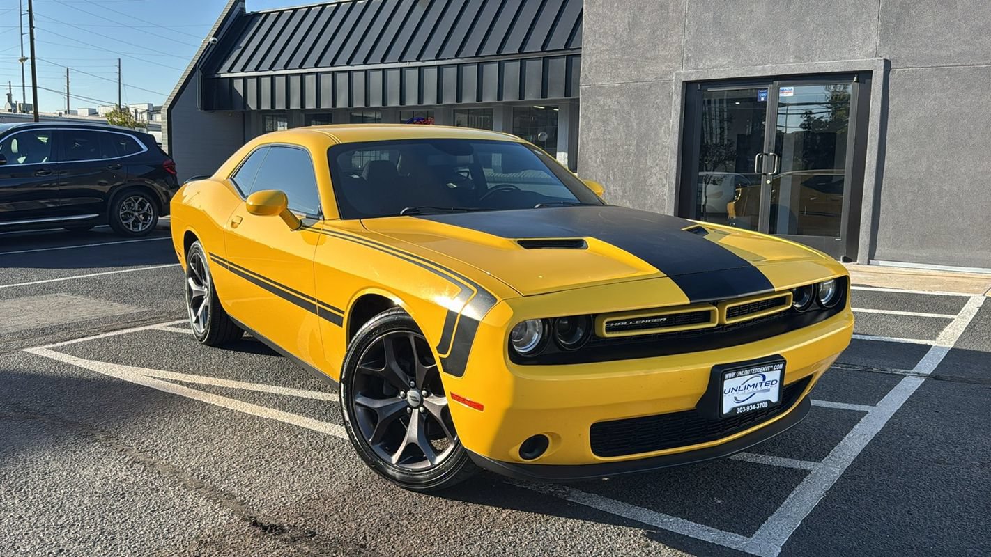 Used 2017 Dodge Challenger SXT RWD image 1