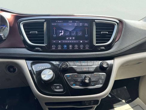 Used 2018 Chrysler Pacifica Limited w/ Advanced Safetytec Group FWD image 31