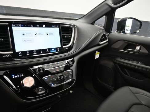 New 2027 Chrysler Pacifica Select FWD image 17
