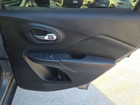 Used 2019 Jeep Cherokee Trailhawk image 11