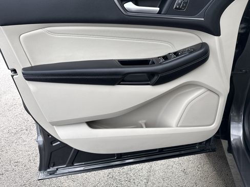 Used 2018 Ford Edge Titanium w/ Technology Package image 17