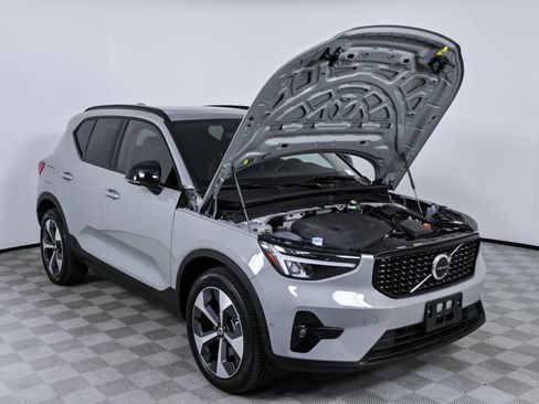 Certified 2025 Volvo XC40 B5 Plus image 34