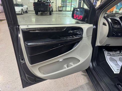 Used 2015 Chrysler Town & Country Touring w/ Driver Convenience Group FWD image 12