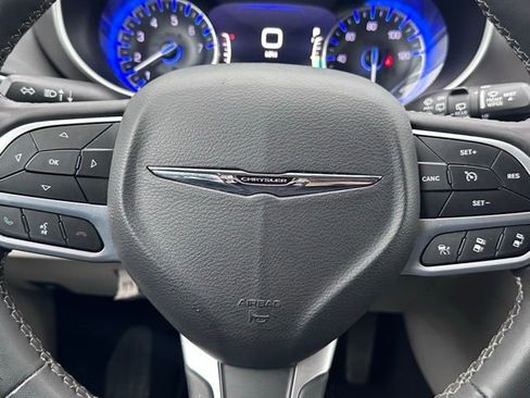 Used 2023 Chrysler Pacifica Touring-L image 13
