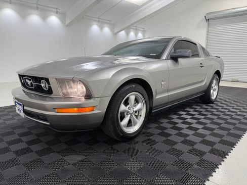 Used 2008 Ford Mustang Premium RWD image 3