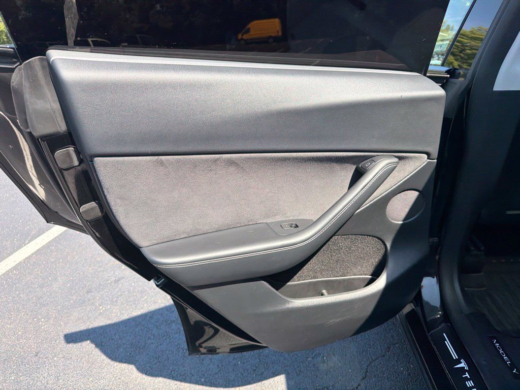 Used 2023 Tesla Model Y Performance AWD/4WD image 19