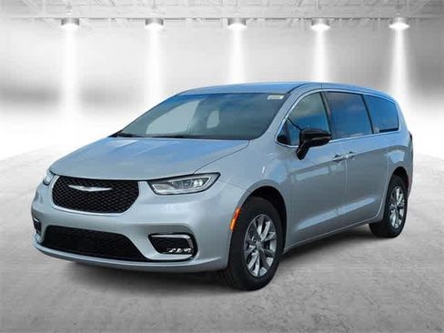 New 2026 Chrysler Pacifica Select image 4